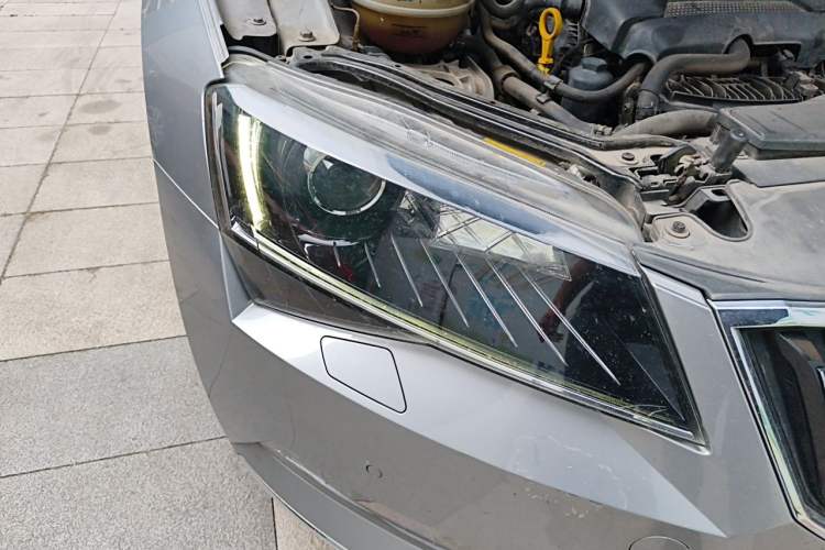 Used Skoda Superb 2016 TSI330 DSG Smart Drive Edition Right Front Headlight