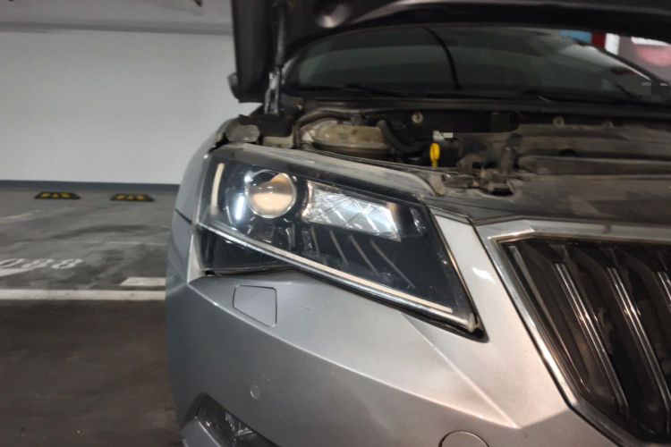 Used Skoda Superb 2016 TSI330 DSG Smart Drive Edition Right Front Headlight