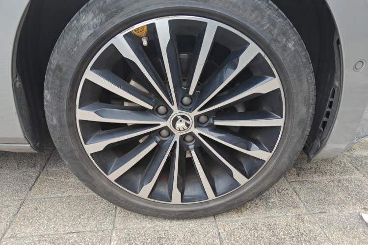 Used Skoda Superb 2016 TSI330 DSG Smart Drive Edition Right Front Wheel Hub