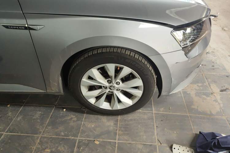 Used Skoda Superb 2016 TSI330 DSG Innovation Edition Right Front Wheel Hub