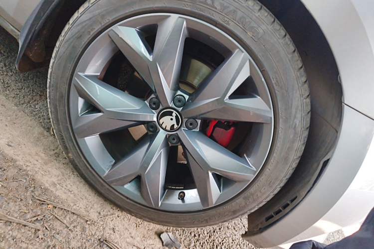 Used Skoda Superb 2016 TSI280 DSG Advanced Edition Right Front Wheel Hub