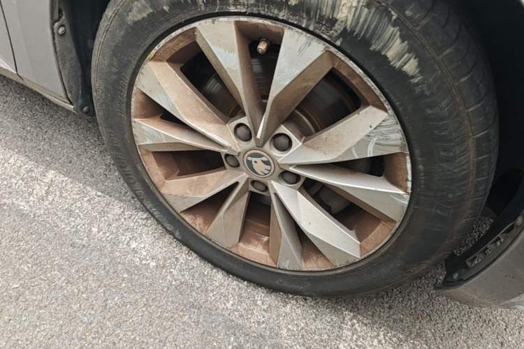 Used Skoda Superb 2016 TSI330 DSG Innovation Edition Right Front Wheel Hub