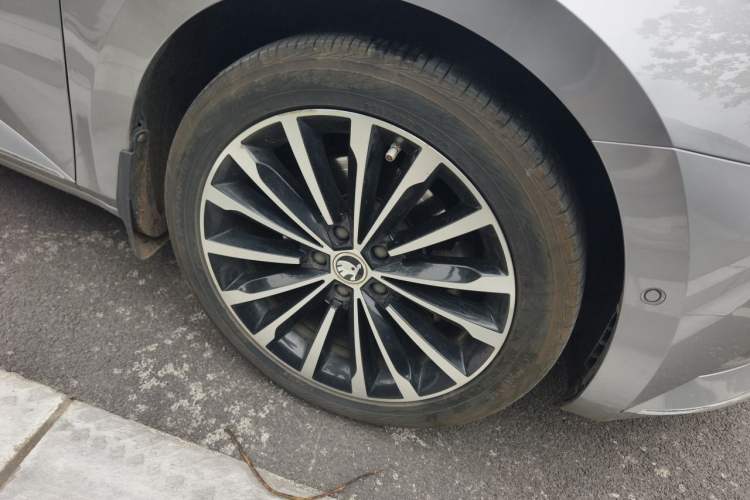 Used Skoda Superb 2016 TSI330 DSG Smart Drive Edition Right Front Wheel Hub