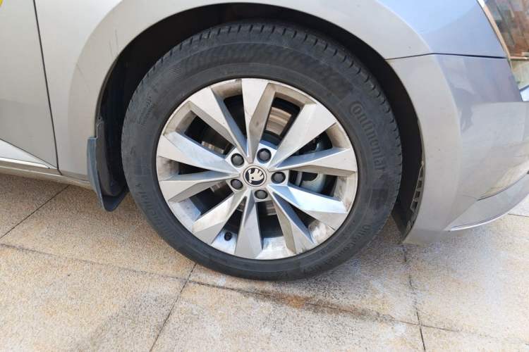 Used Skoda Superb 2016 TSI280 DSG Innovation Edition Right Front Wheel Hub