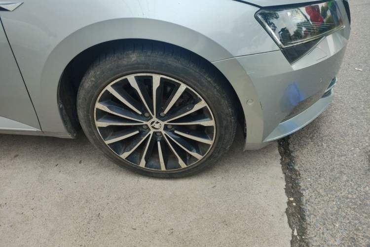 Used Skoda Superb 2016 TSI330 DSG Smart Drive Edition Right Front Wheel Hub