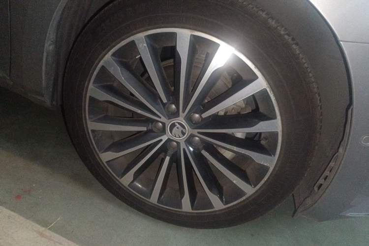 Used Skoda Superb 2016 TSI330 DSG Smart Drive Edition Right Front Wheel Hub