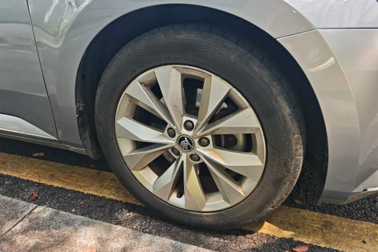 Used Skoda Superb 2016 TSI280 DSG Innovation Edition Right Front Wheel Hub
