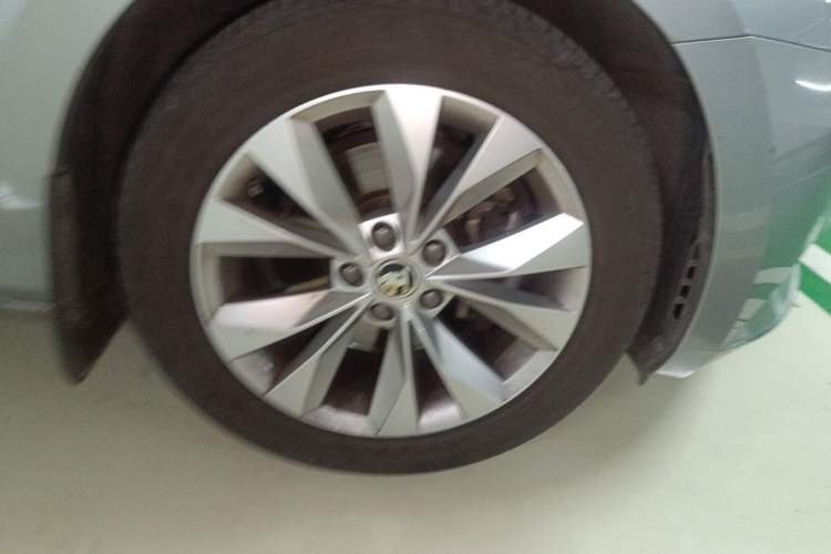 Used Skoda Superb 2016 TSI330 DSG Innovation Edition Right Front Wheel Hub
