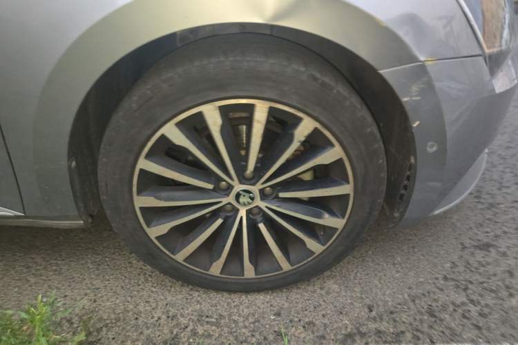 Used Skoda Superb 2016 TSI330 DSG Smart Drive Edition Right Front Wheel Hub
