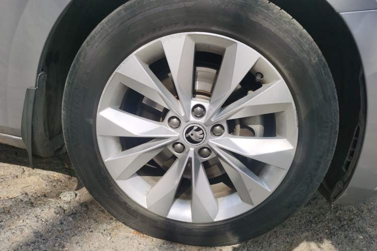 Used Skoda Superb 2016 TSI280 DSG Innovation Edition Right Front Wheel Hub