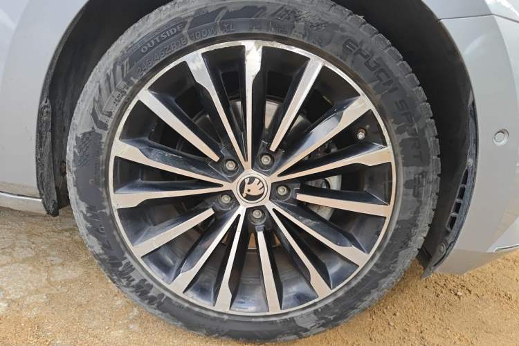 Used Skoda Superb 2016 TSI330 DSG Smart Drive Edition Right Front Wheel Hub