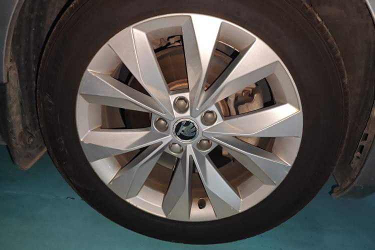 Used Skoda Superb 2016 TSI280 DSG Innovation Edition Right Front Wheel Hub