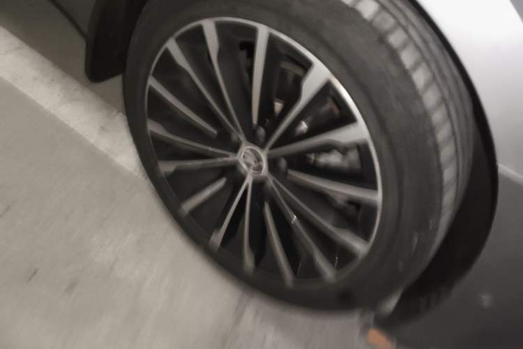 Used Skoda Superb 2016 TSI330 DSG Smart Drive Edition Right Front Wheel Hub