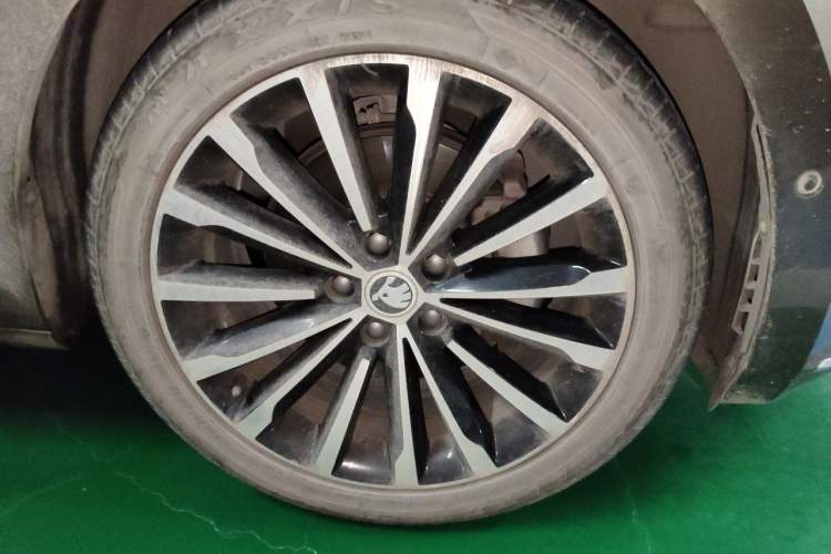 Used Skoda Superb 2016 TSI330 DSG Smart Drive Edition Right Front Wheel Hub