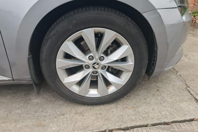 Used Skoda Superb 2016 TSI280 DSG Innovation Edition Right Front Wheel Hub
