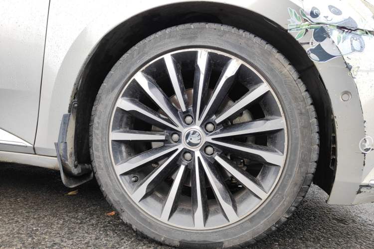 Used Skoda Superb 2016 TSI330 DSG Smart Drive Edition Right Front Wheel Hub