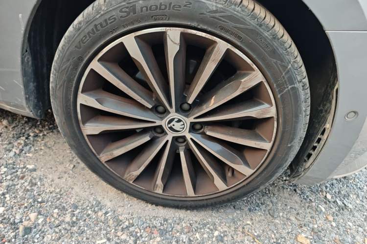 Used Skoda Superb 2016 TSI330 DSG Smart Drive Edition Right Front Wheel Hub