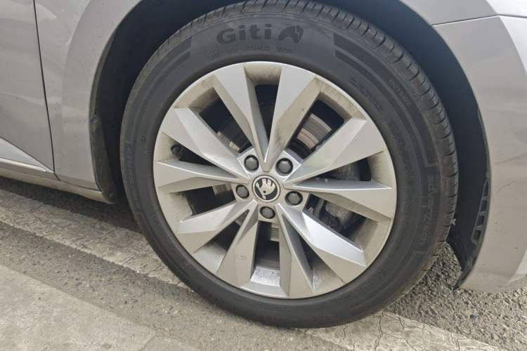 Used Skoda Superb 2016 TSI280 DSG Innovation Edition Right Front Wheel Hub