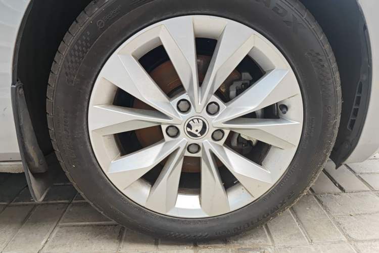 Used Skoda Superb 2016 TSI330 DSG Innovation Edition Right Front Wheel Hub
