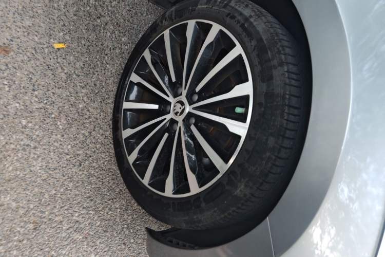 Used Skoda Superb 2016 TSI330 DSG Smart Drive Edition Right Front Wheel Hub