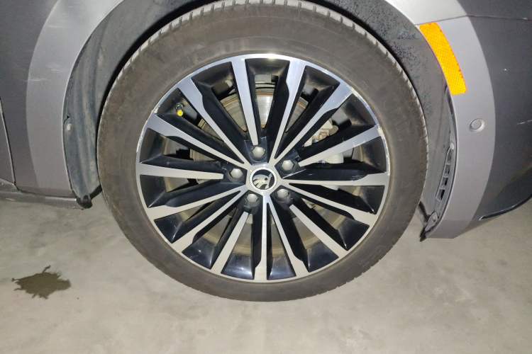 Used Skoda Superb 2016 Facelifted TSI380 DSG Prestige Edition Right Front Wheel Hub