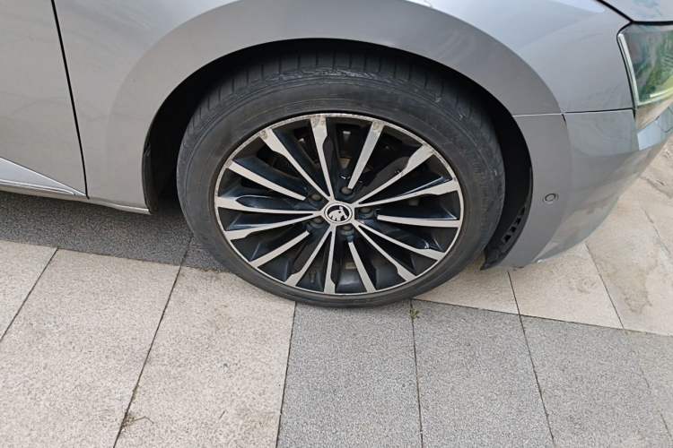 Used Skoda Superb 2016 TSI330 DSG Smart Drive Edition Right Front Wheel Hub