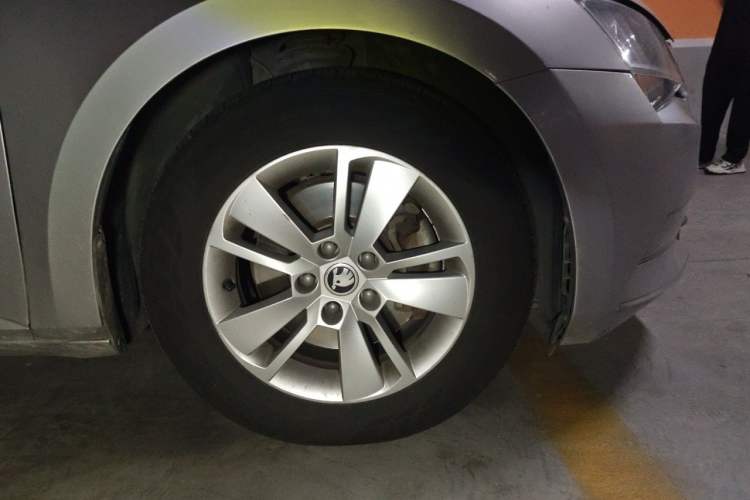 Used Skoda Superb 2016 TSI280 DSG Advanced Edition Right Front Wheel Hub
