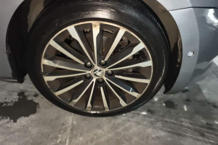 Used Skoda Superb 2016 TSI330 DSG Smart Drive Edition Right Front Wheel Hub