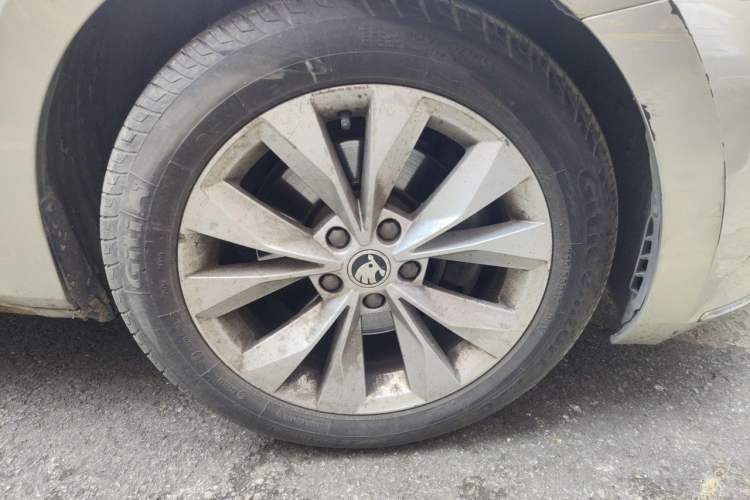 Used Skoda Superb 2016 TSI280 DSG Innovation Edition Right Front Wheel Hub