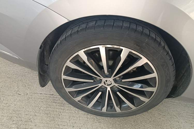 Used Skoda Superb 2016 TSI330 DSG Smart Drive Edition Right Rear Wheel Hub