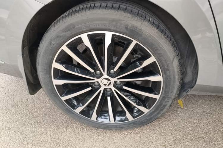 Used Skoda Superb 2016 TSI330 DSG Smart Drive Edition Right Rear Wheel Hub