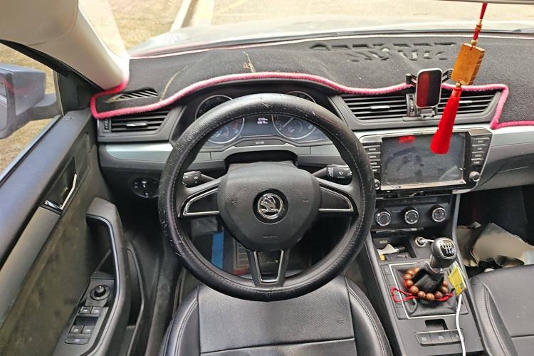 Used Skoda Superb 2016 TSI280 Manual Front-Drive Version Steering Wheel