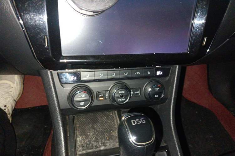 Used Skoda Superb 2016 TSI330 DSG Innovation Edition Audio And AC Panel