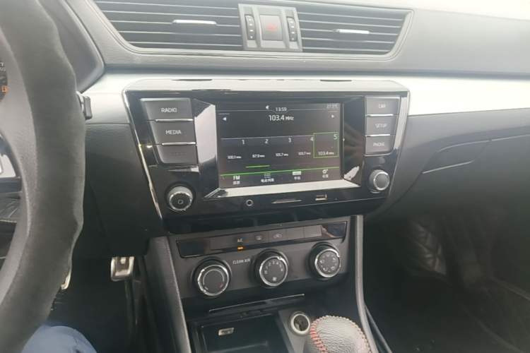 Used Skoda Superb 2016 TSI280 Manual Front-Drive Version Audio And AC Panel
