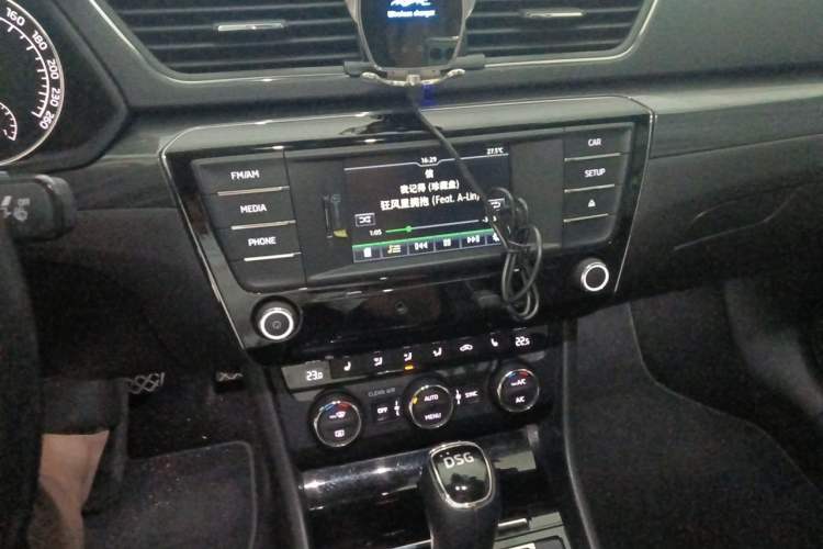Used Skoda Superb 2016 TSI330 DSG Smart Drive Edition Audio And AC Panel