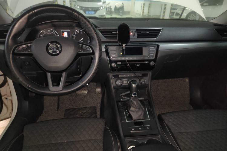Used Skoda Superb 2016 TSI330 DSG Innovation Edition Center Console