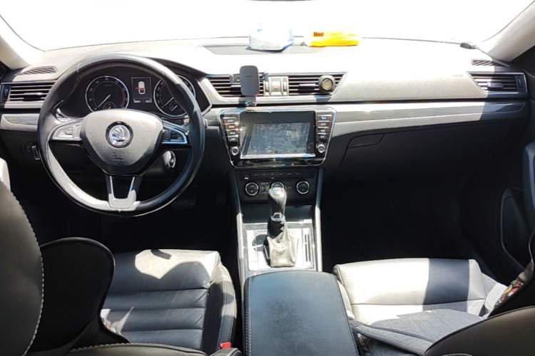 Used Skoda Superb 2016 TSI330 DSG Smart Drive Edition Center Console