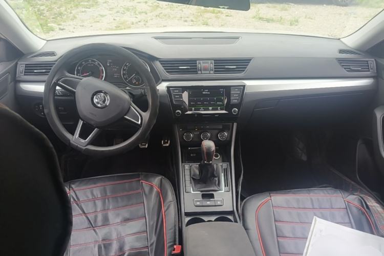 Used Skoda Superb 2016 TSI280 Manual Front-Drive Version Center Console