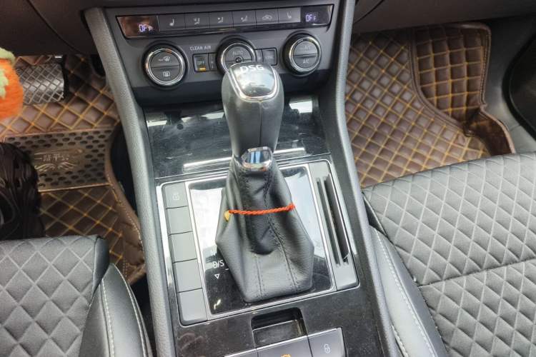 Used Skoda Superb 2016 TSI280 DSG Innovation Edition Gear Lever