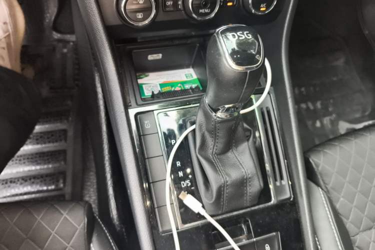 Used Skoda Superb 2016 TSI280 DSG Innovation Edition Gear Lever