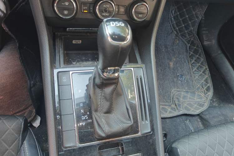 Used Skoda Superb 2016 TSI330 DSG Innovation Edition Gear Lever
