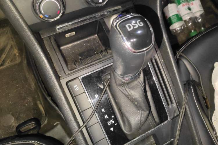 Used Skoda Superb 2016 TSI280 DSG Advanced Edition Gear Lever