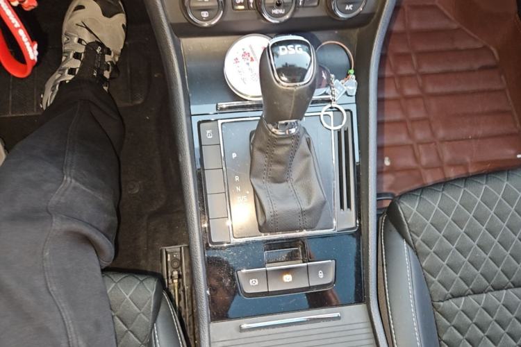 Used Skoda Superb 2016 TSI280 DSG Innovation Edition Gear Lever