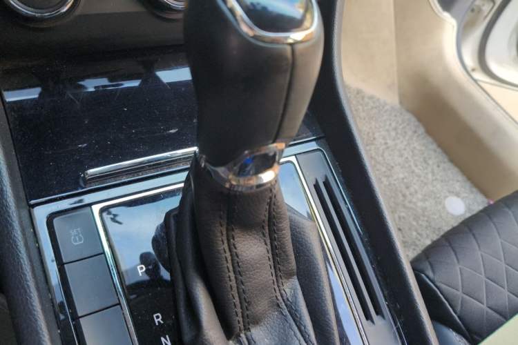 Used Skoda Superb 2016 TSI330 DSG Innovation Edition Gear Lever
