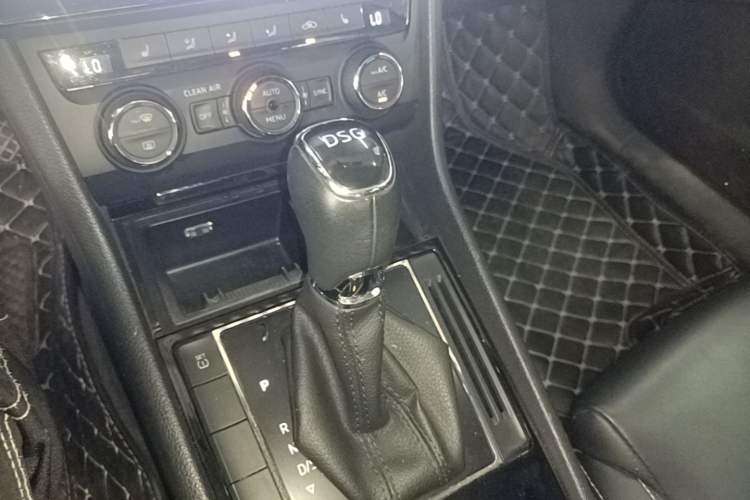Used Skoda Superb 2016 TSI280 DSG Innovation Edition Gear Lever