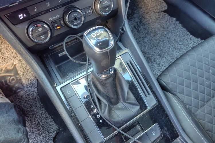 Used Skoda Superb 2016 TSI280 DSG Innovation Edition Gear Lever