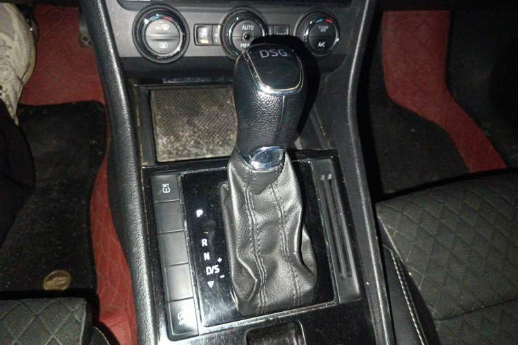 Used Skoda Superb 2016 TSI330 DSG Innovation Edition Gear Lever