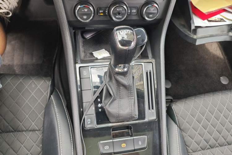 Used Skoda Superb 2016 TSI280 DSG Innovation Edition Gear Lever