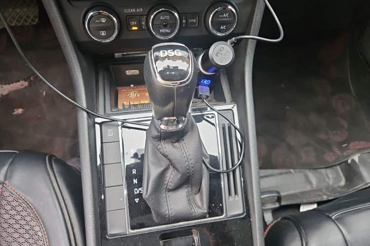 Used Skoda Superb 2016 TSI280 DSG Advanced Edition Gear Lever