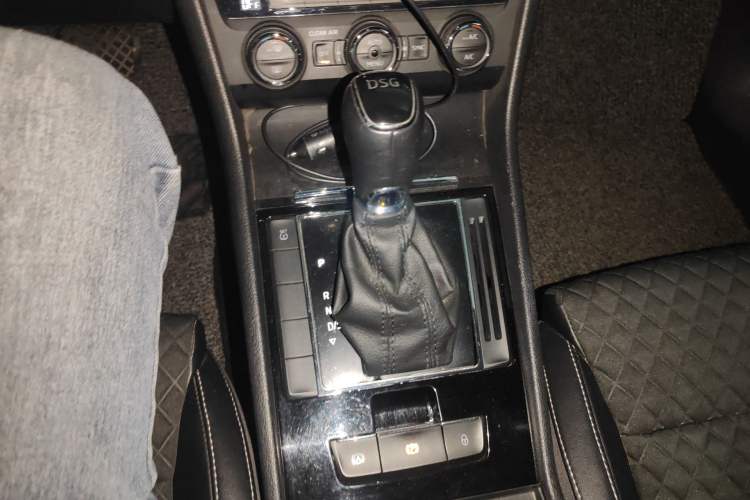 Used Skoda Superb 2016 TSI330 DSG Innovation Edition Gear Lever